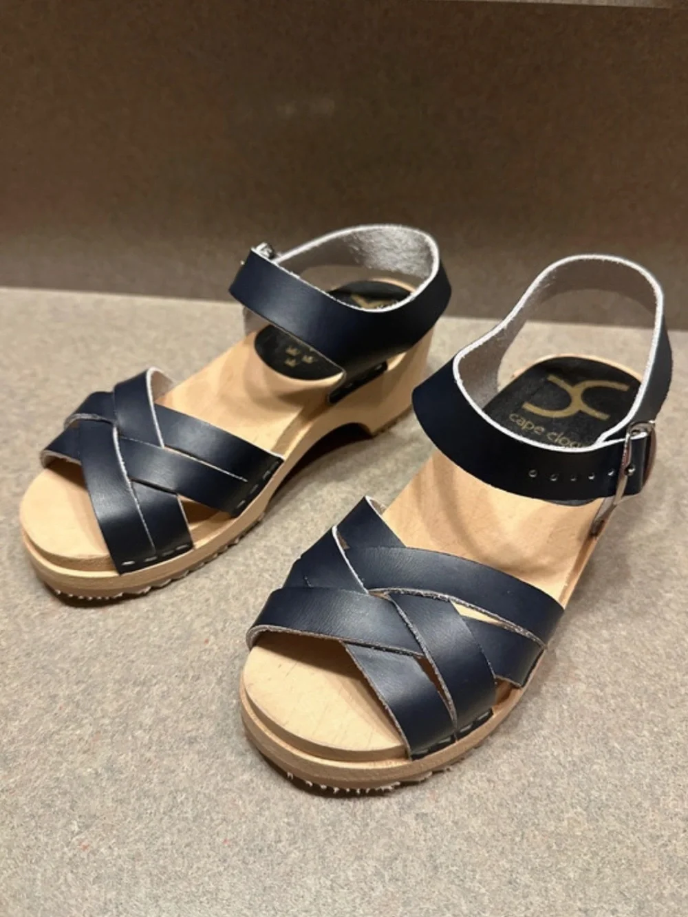 Girls Bambi Cape Clogs-Sz 2